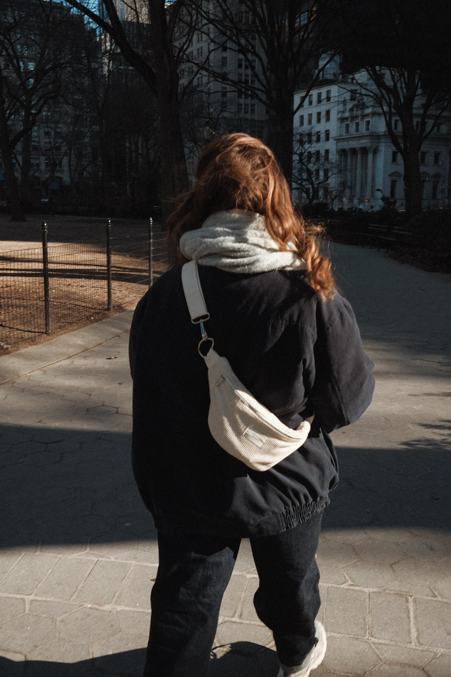 femme porte un sac banane en bandoulière