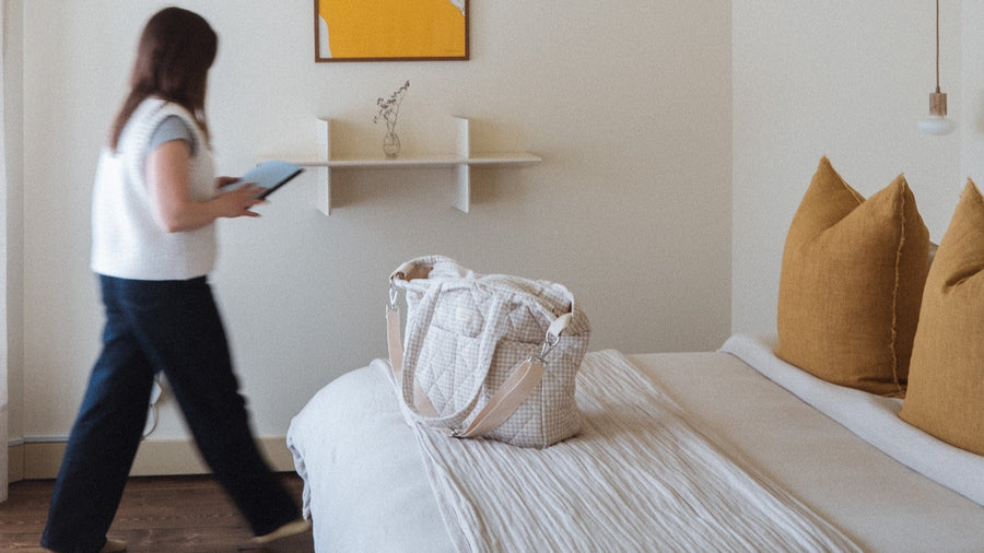 sac a couches vichy  beige sur un lit