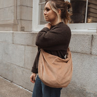 femme porte un sac en corduroy en bandoulière