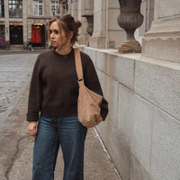 femme porte un sac en corduroy en bandoulière