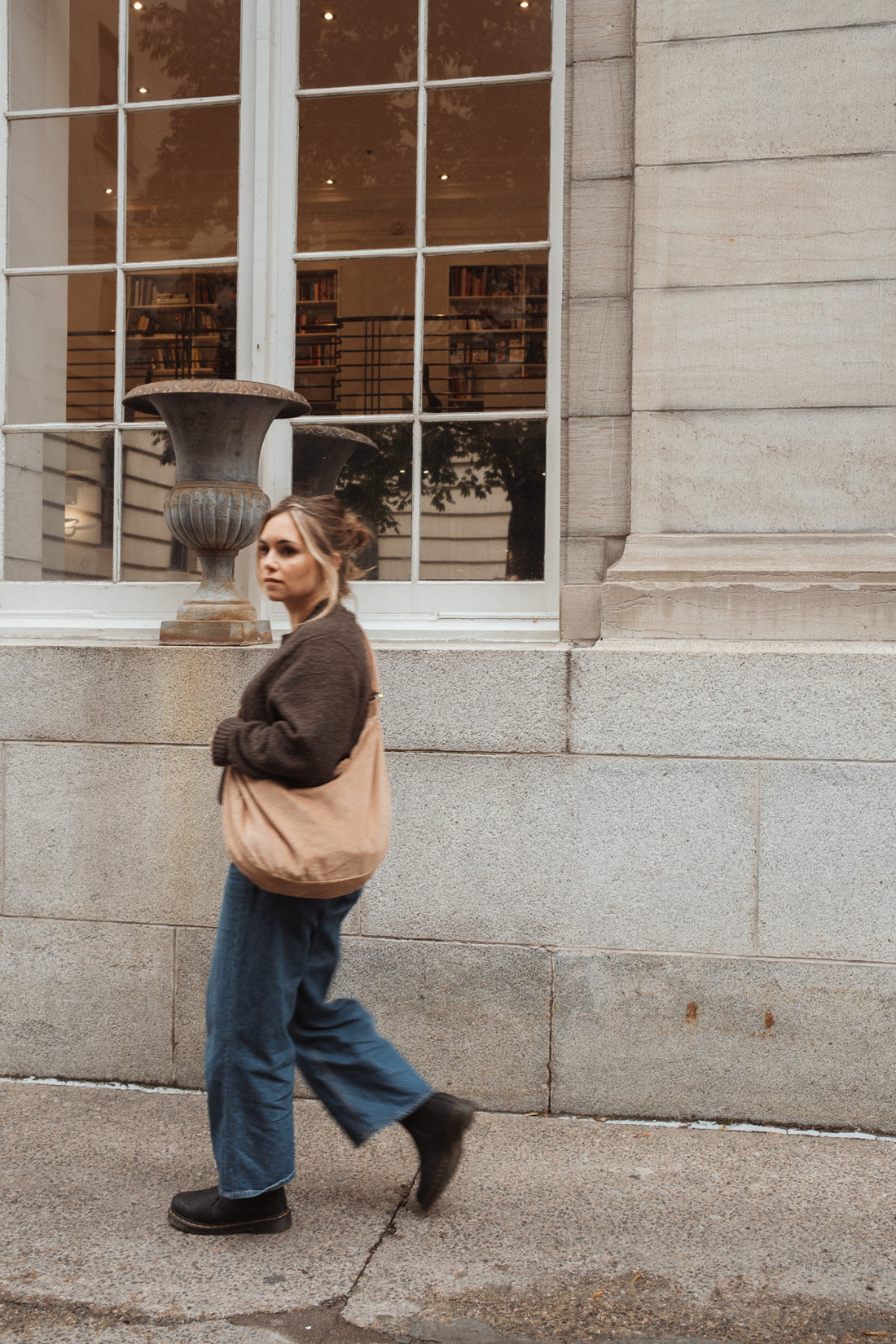 femme porte un sac en corduroy en bandoulière