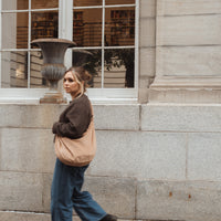 femme porte un sac en corduroy en bandoulière