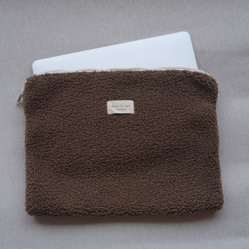 ordinateur portable et sa pochette en sherpa