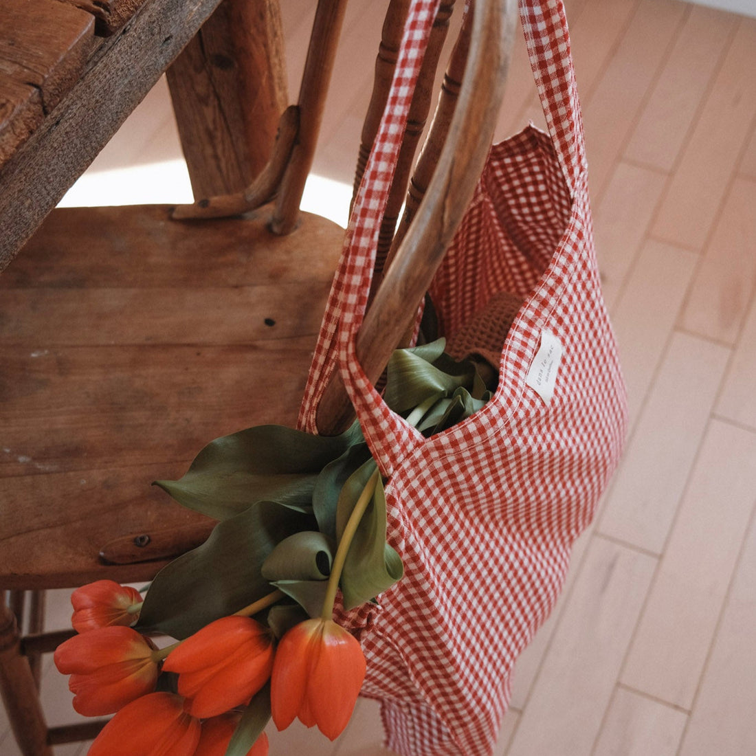 sac vichy rouge sur un dossier de chaise
