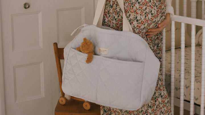 femme enceinte portant un sac à couches bleu pâle