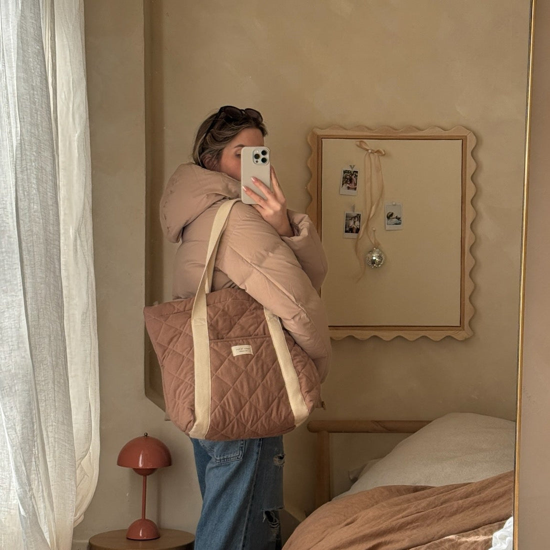 femme portant le sac matelassé à l'épaule en couleur Tan