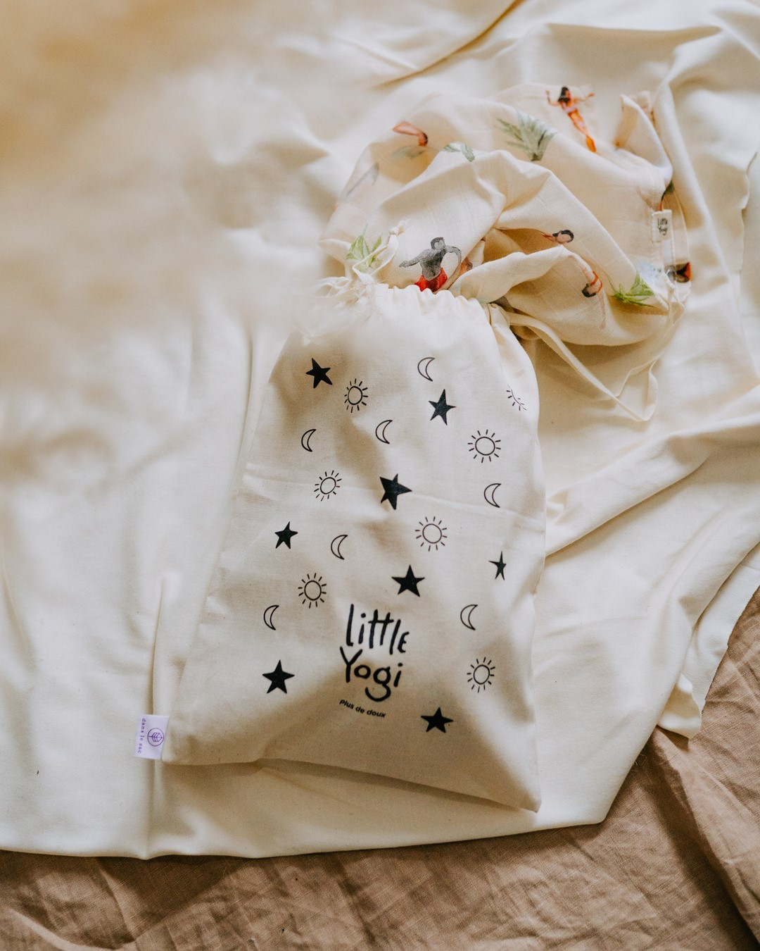 Sac personnalisé pour petits articles. Petit sachet avec logo little yogi pour les enfants. Cadeaux pour les enfants. Personalized bag for small items. Small bag with little yogi logo for children. Gifts for children.