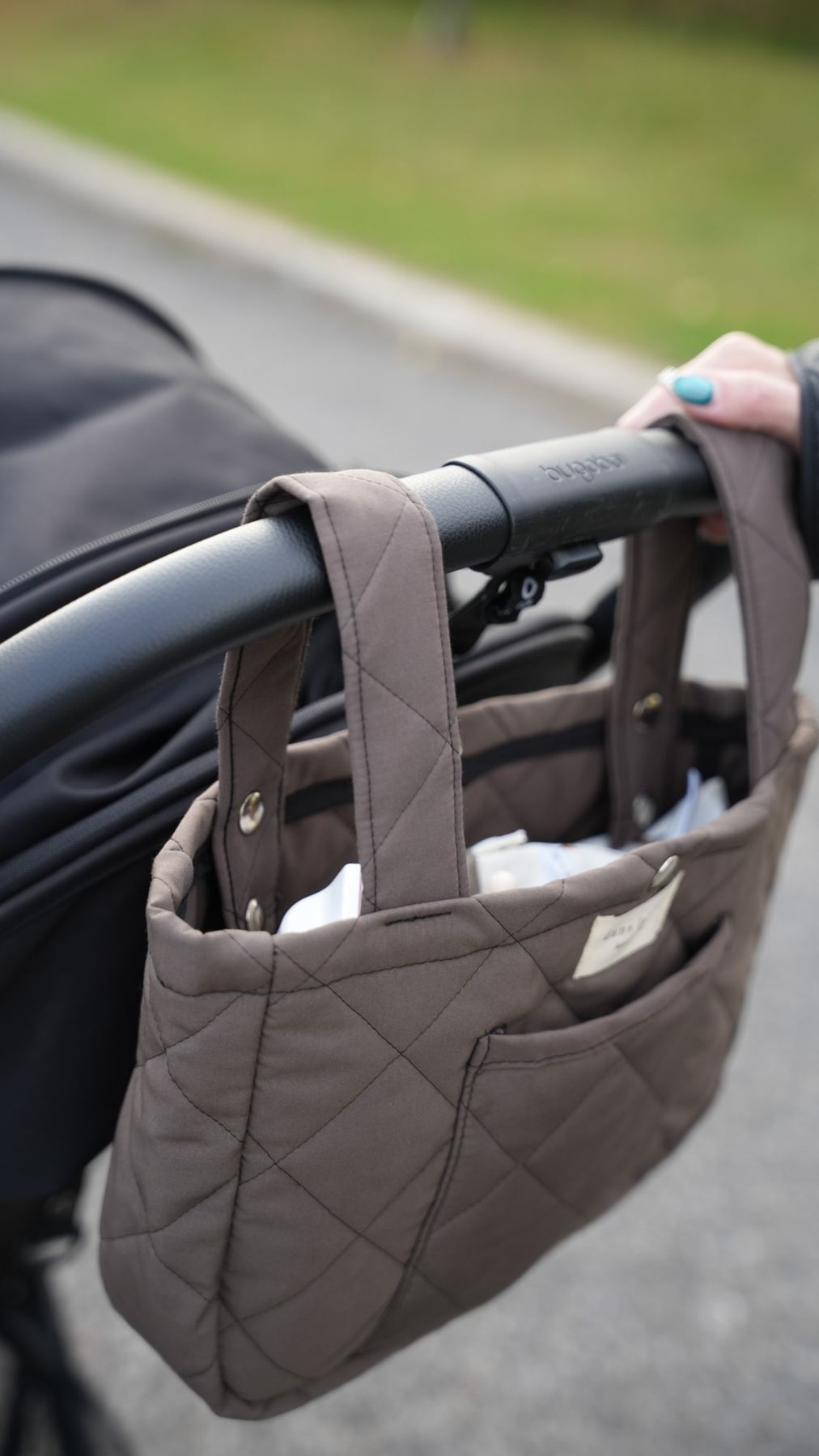 Organisateur de poussette matelassé couleur cacao de Dans le sac, fabriqué au Québec à partir de tissus Canada Goose récupérés, avec attaches ajustables pour poussette.