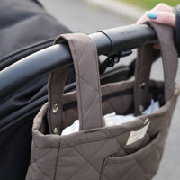 Organisateur de poussette matelassé couleur cacao de Dans le sac, fabriqué au Québec à partir de tissus Canada Goose récupérés, avec attaches ajustables pour poussette.