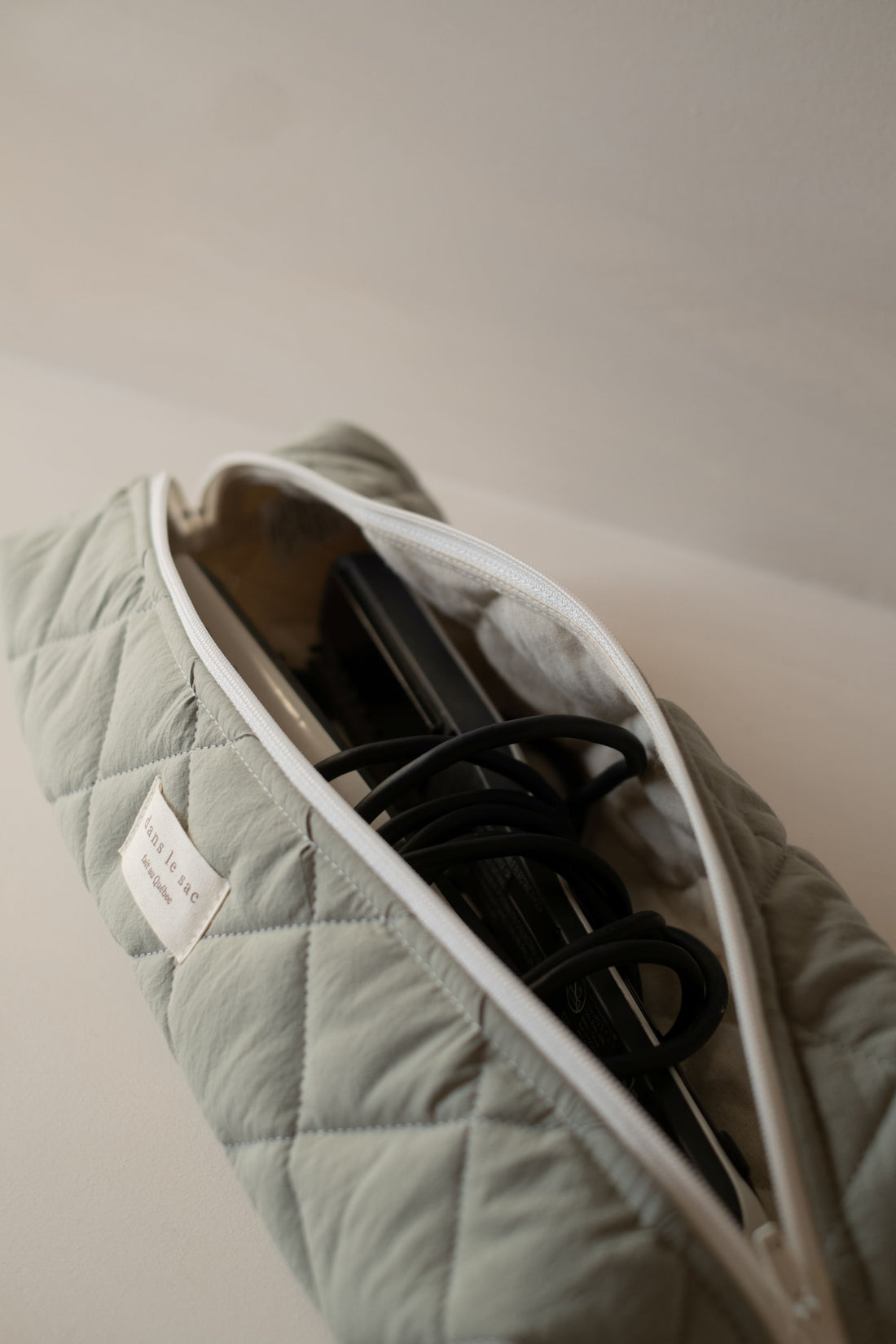 Pochette longue matelassée pour outils coiffants