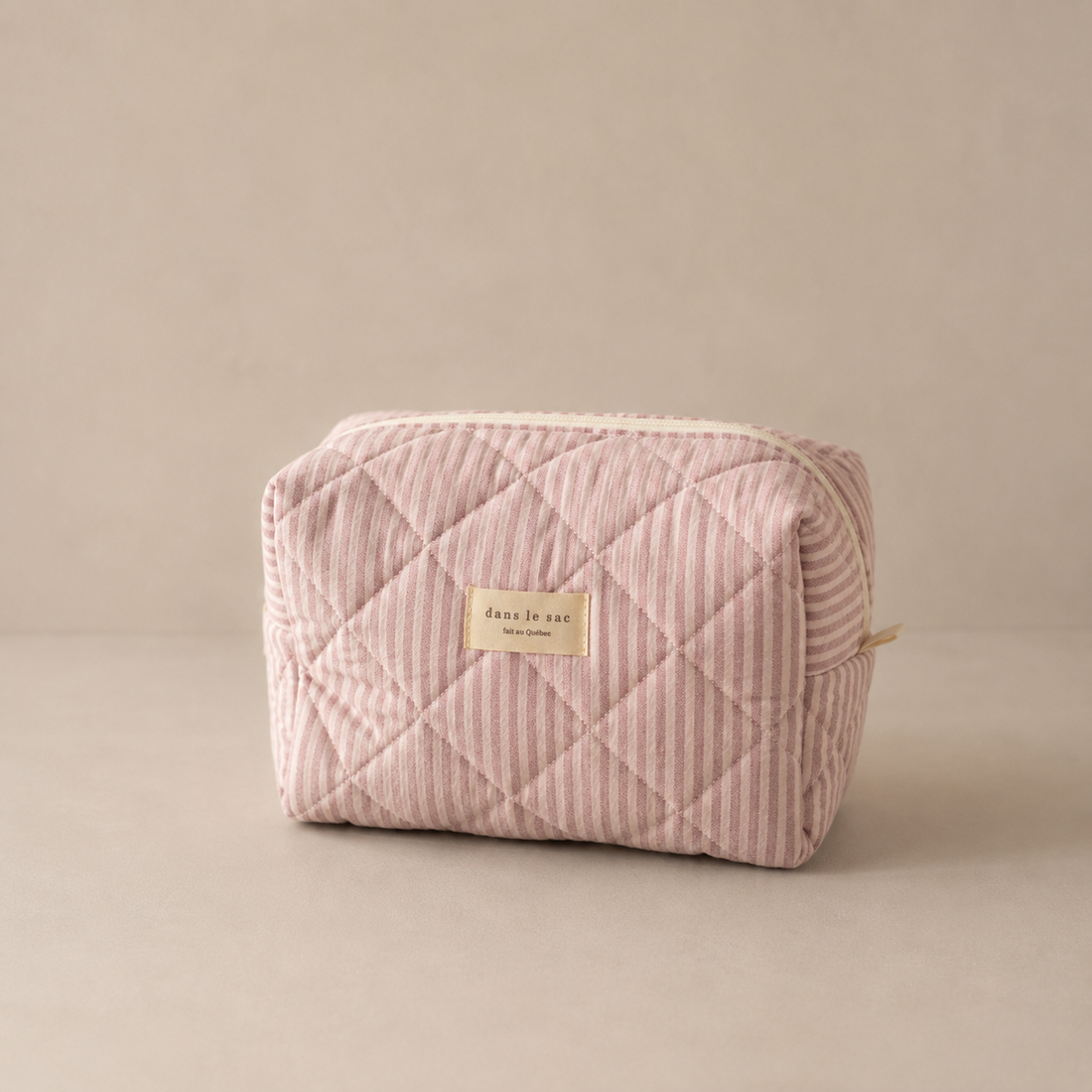 Pochette XL rayée rose en coton biologique de Dans le sac, idéale pour le voyage, les essentiels de bébé, les cosmétiques ou le rangement quotidien.