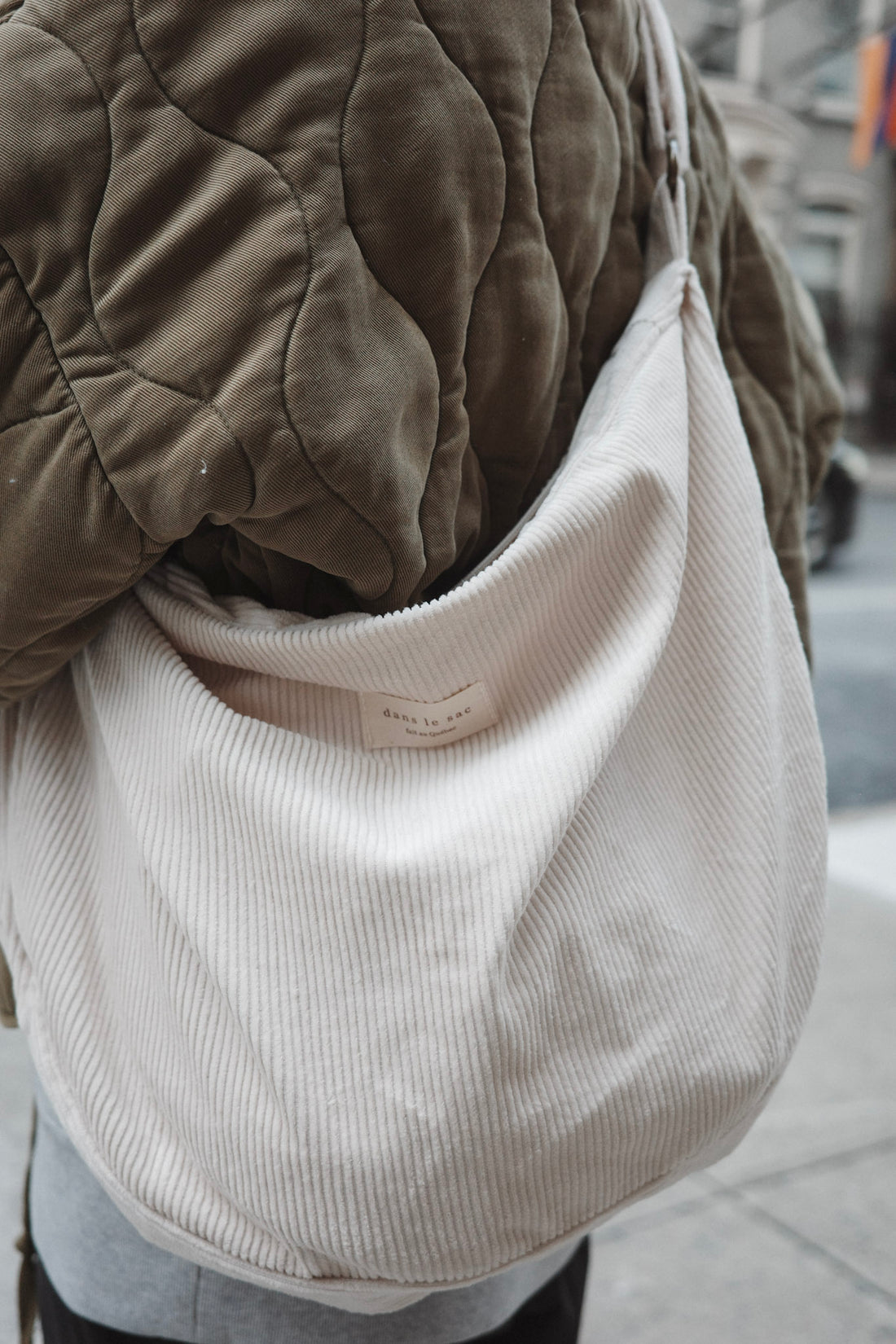 femme porte un sac en corduroy en bandoulière