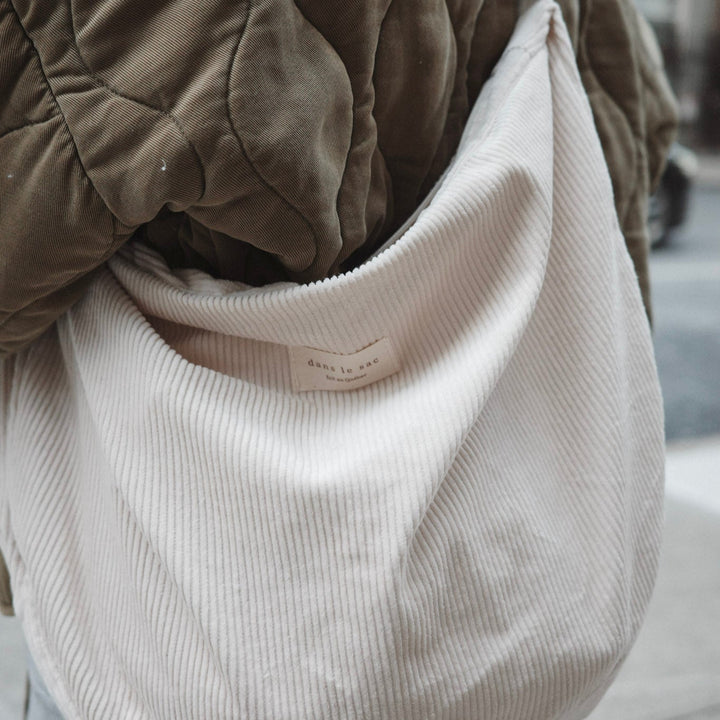 femme porte un sac en corduroy en bandoulière