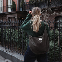 femme porte un sac en corduroy en bandoulière