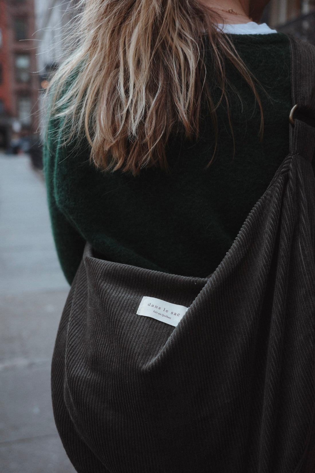 femme porte un sac en corduroy en bandoulière