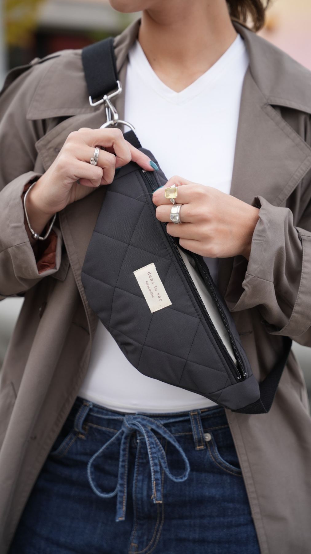 Sac banane matelassé couleur ardoise de Dans le sac, confectionné au Québec à partir de tissus Canada Goose récupérés, avec fermeture éclair et sangle ajustable.