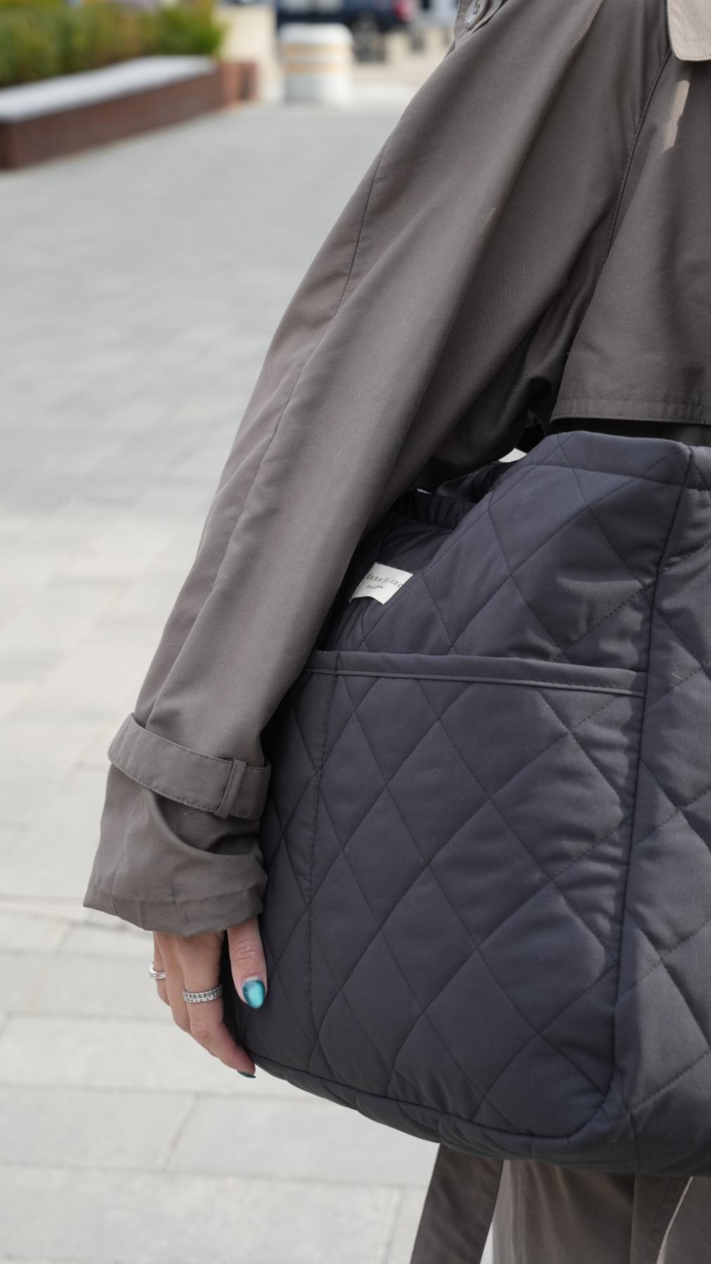 Sac à couches Nomade 22 L couleur ardoise de Dans le sac, en tissu matelassé déperlant récupéré de Canada Goose, fabriqué au Québec.
