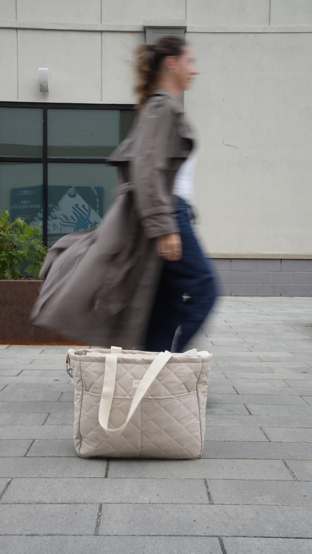 Sac à couches Nomade 22 L couleur avoine de Dans le sac, en tissu matelassé déperlant récupéré de Canada Goose, fabriqué au Québec.