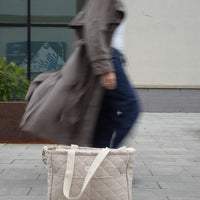 Sac à couches Nomade 22 L couleur avoine de Dans le sac, en tissu matelassé déperlant récupéré de Canada Goose, fabriqué au Québec.