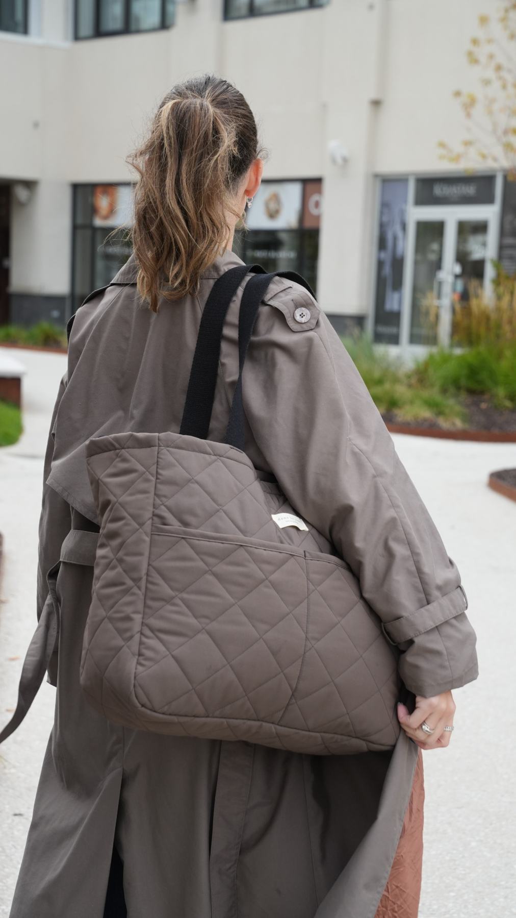 Sac à couches Nomade 22 L couleur cacao de Dans le sac, en tissu matelassé déperlant récupéré de Canada Goose, fabriqué au Québec.