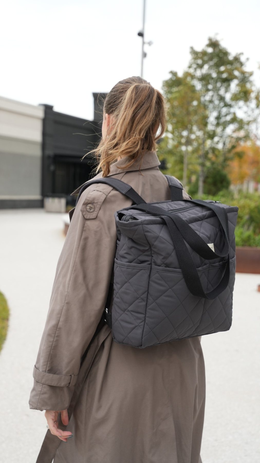 Sac à dos matelassé couleur ardoise de Dans le sac, confectionné au Québec à partir de tissus Canada Goose récupérés, avec poches extérieures et bretelles ajustables.