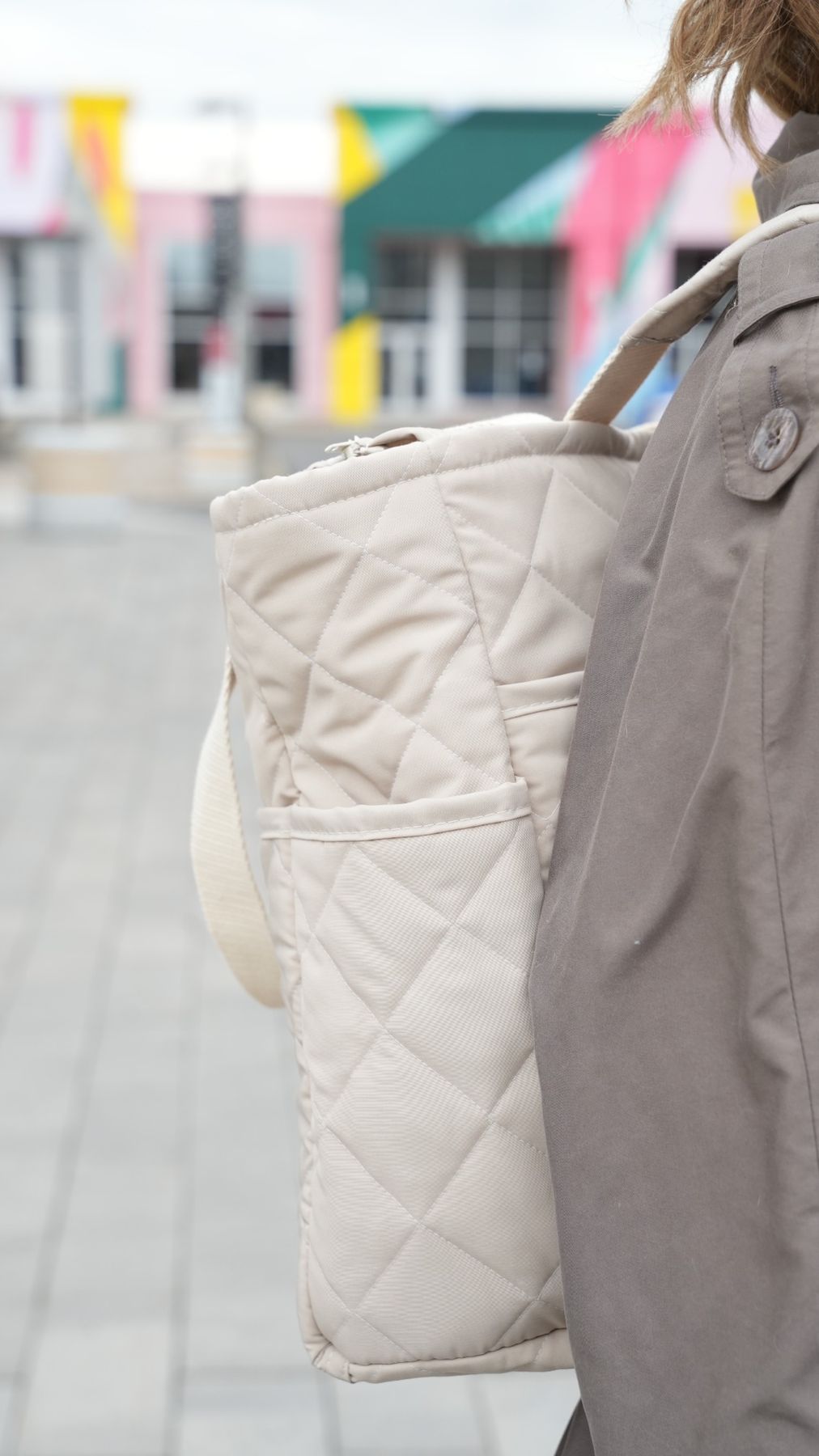Sac à dos matelassé couleur avoine de Dans le sac, confectionné au Québec à partir de tissus Canada Goose récupérés, avec bretelles ajustables et poches pratiques.