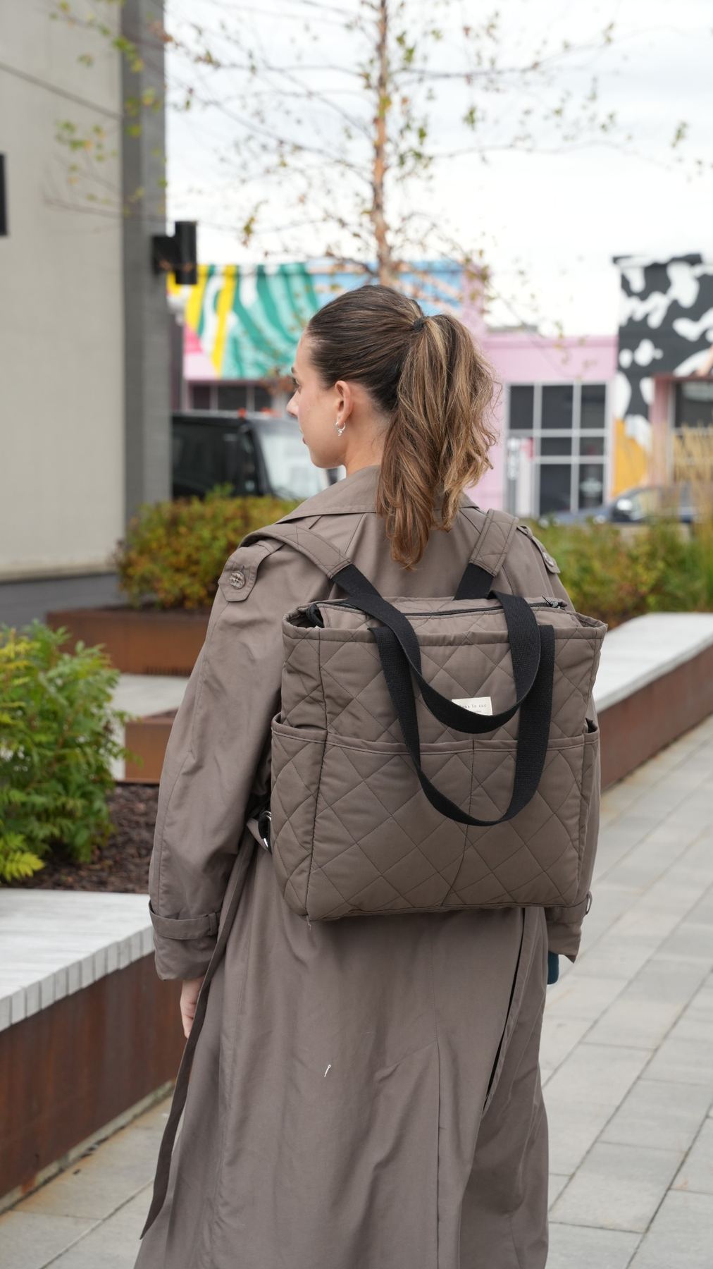 Sac à dos matelassé couleur cacao de Dans le sac, fabriqué au Québec avec des tissus Canada Goose récupérés, au design polyvalent et résistant à l'eau.