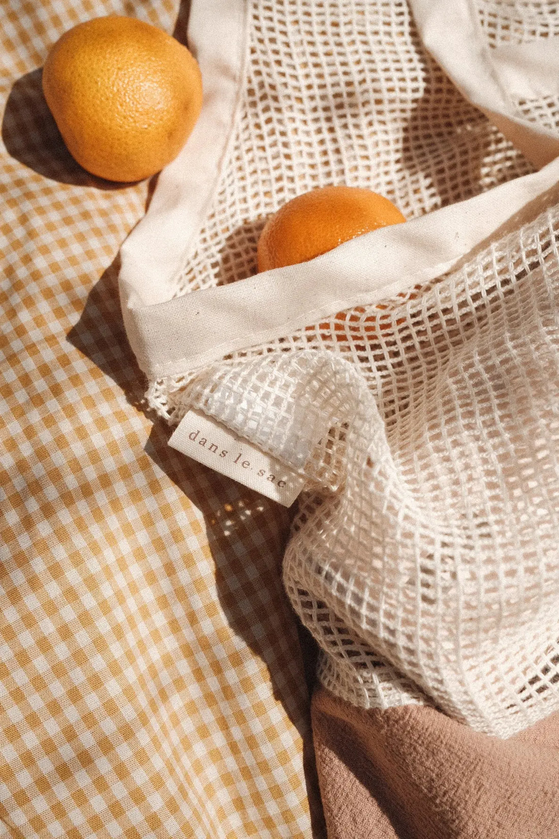 sac en filet vu de près avec des clémentines