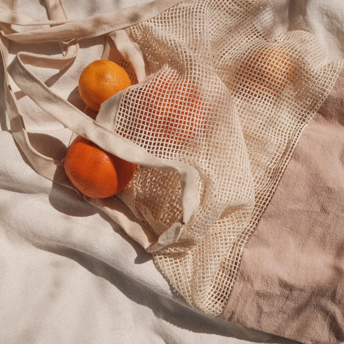 sac en filet pour le marché avec des oranges