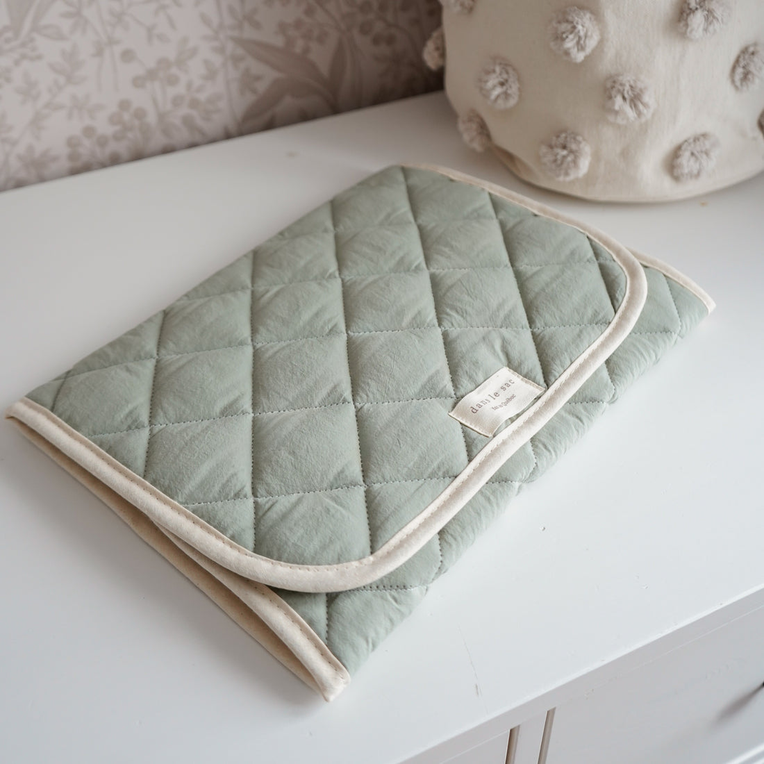 Tapis de change matelassé pour bébé.
