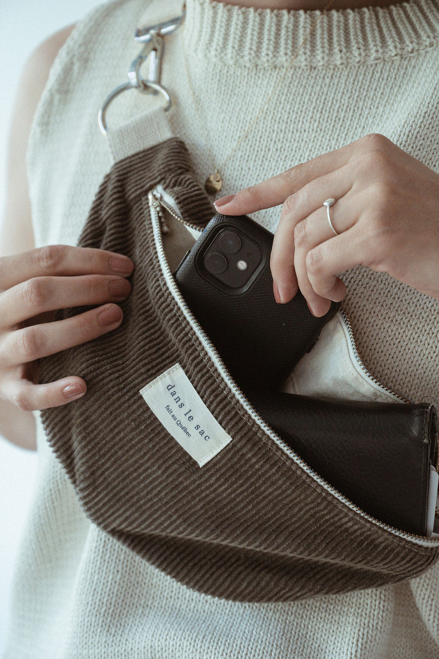 femme porte un sac banane en bandoulière