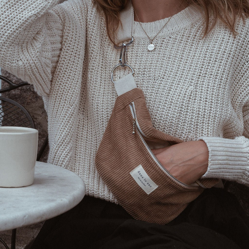 femme porte un sac banane en bandoulière