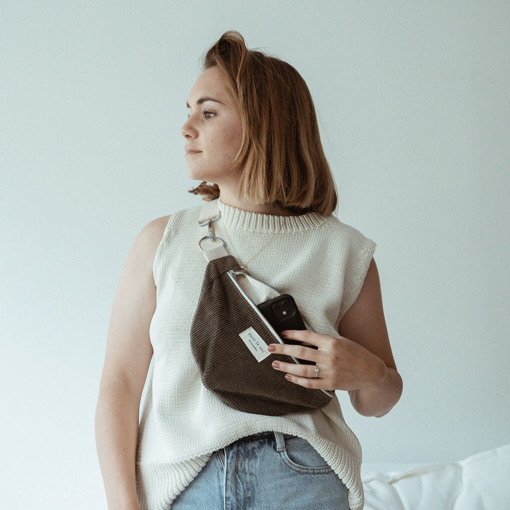 femme porte un sac banane en bandoulière