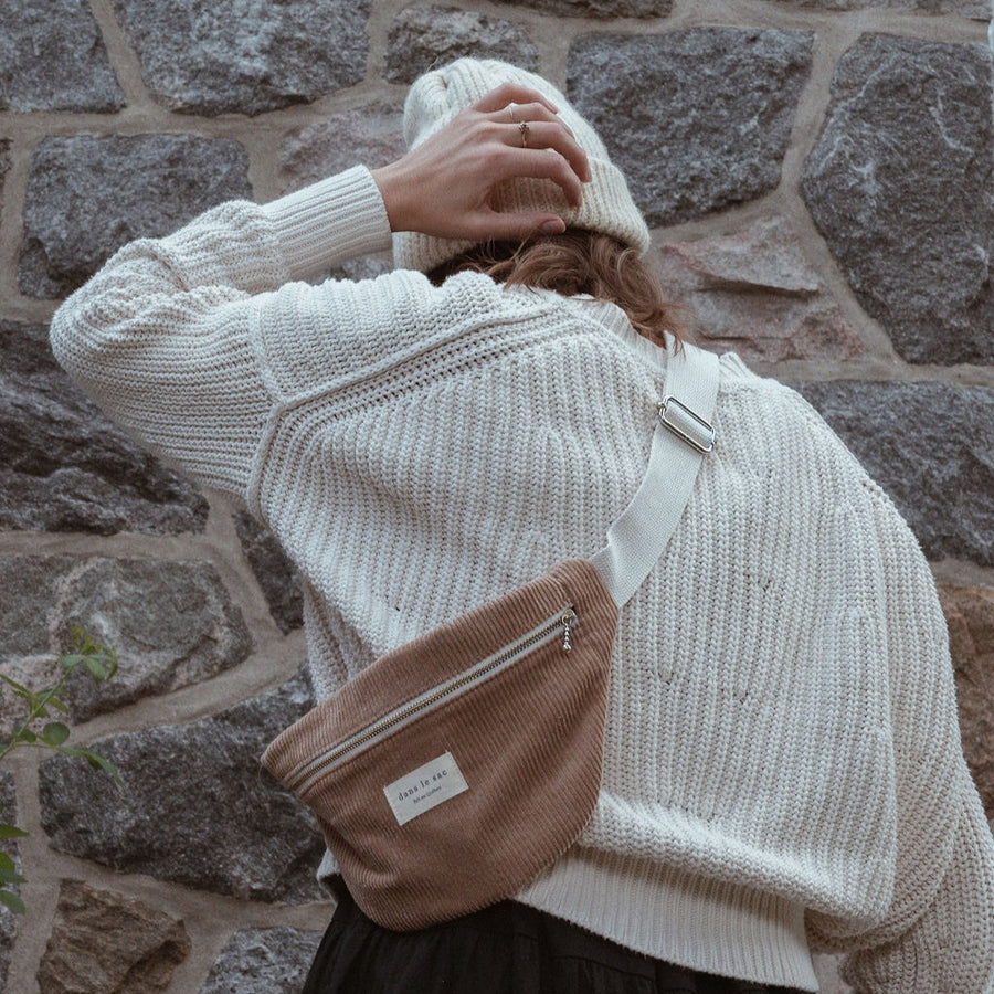 femme porte un sac banane en bandoulière