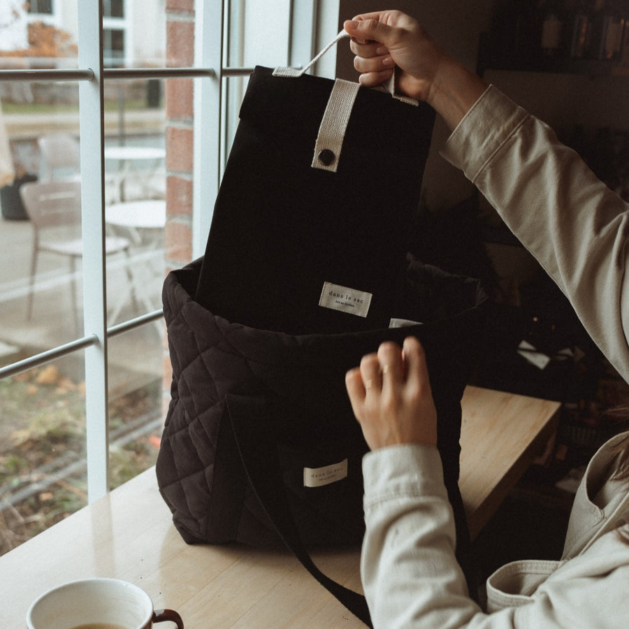 sac à lunch dans un sac fourre-tout noir