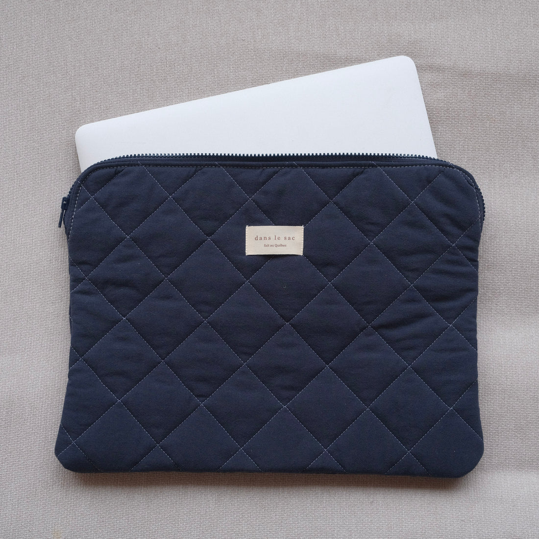pochette ordinateur noir, dans le sac