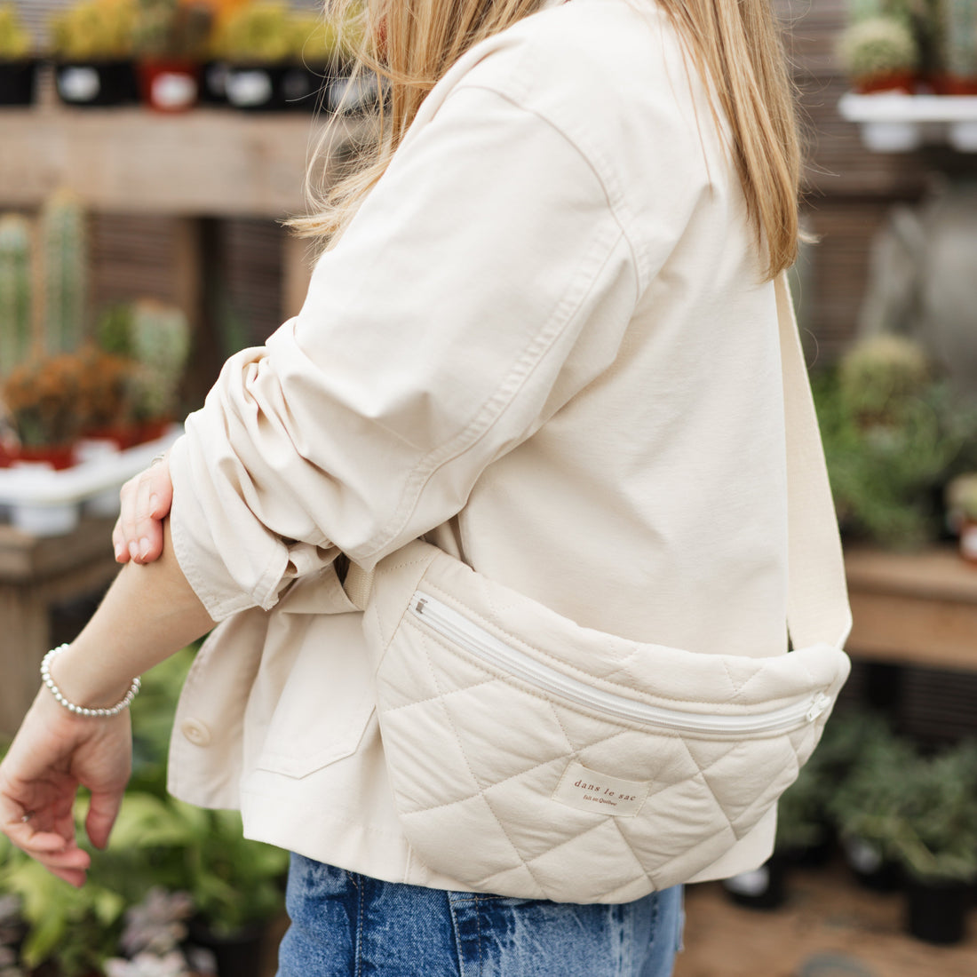 sac banane matelassé blanc crème, dans le sac