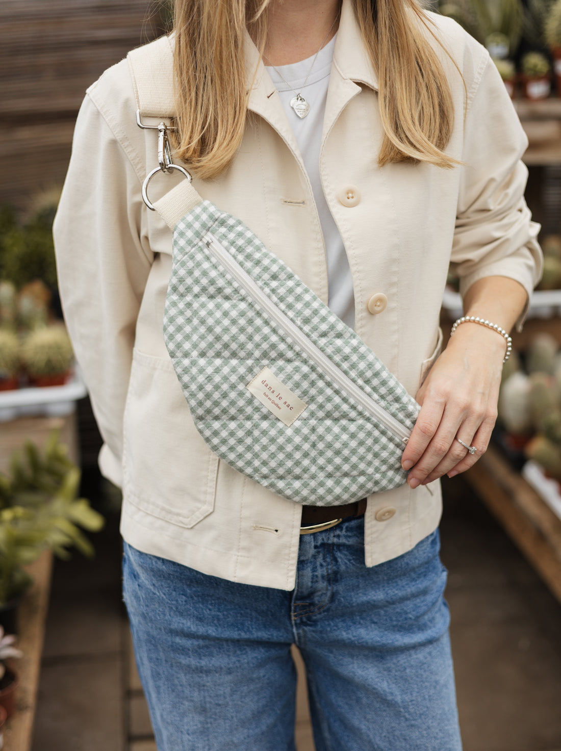 sac banane vichy sauge, dans le sac
