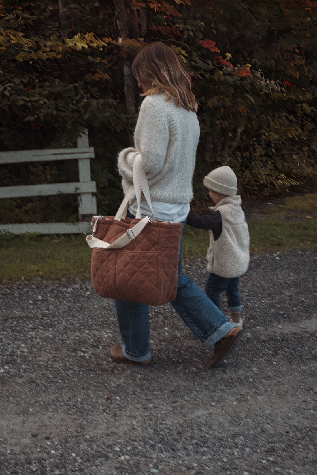 femme porte un sac à couches moka