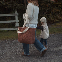 femme porte un sac à couches moka