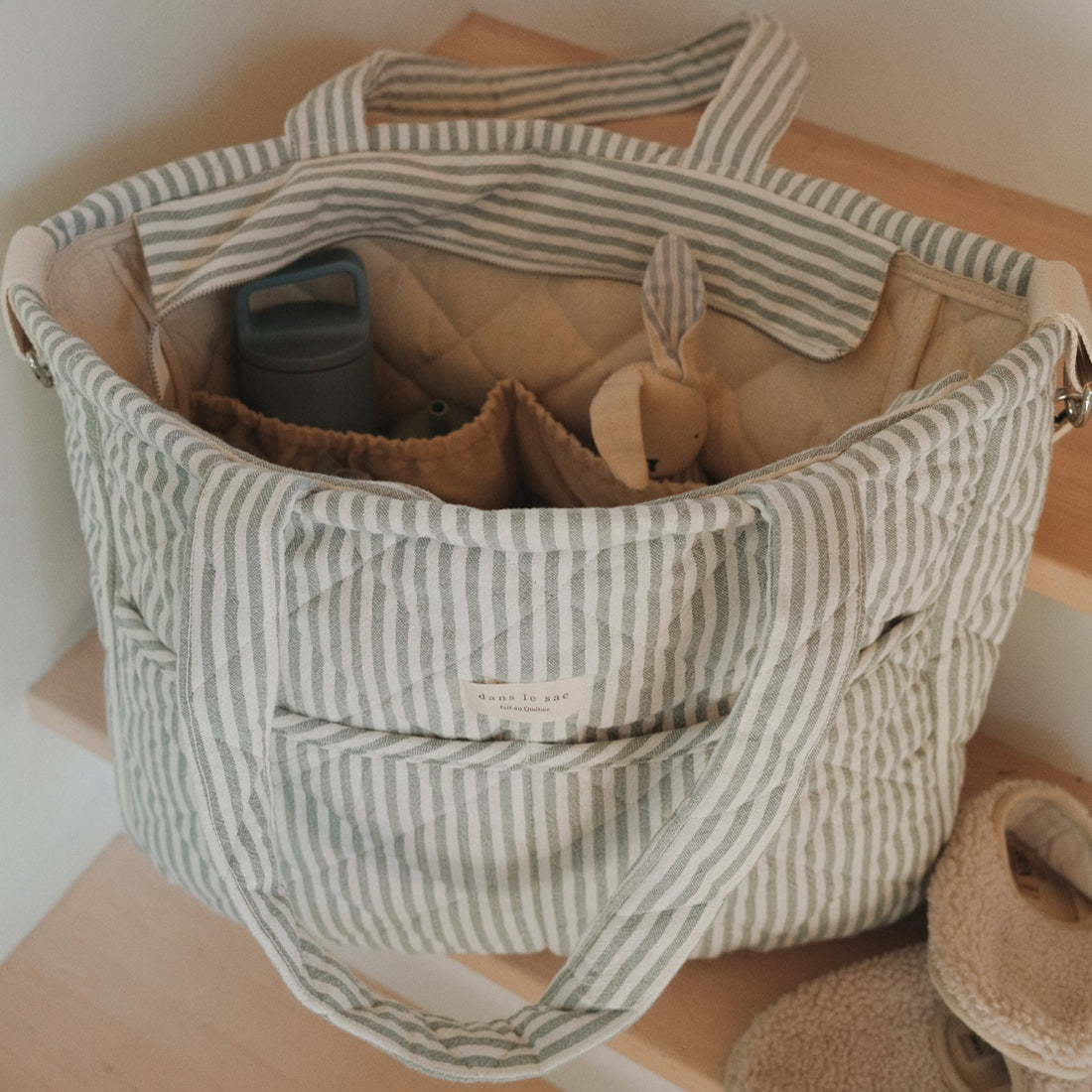 sac à couches rayé sauge dans les marches