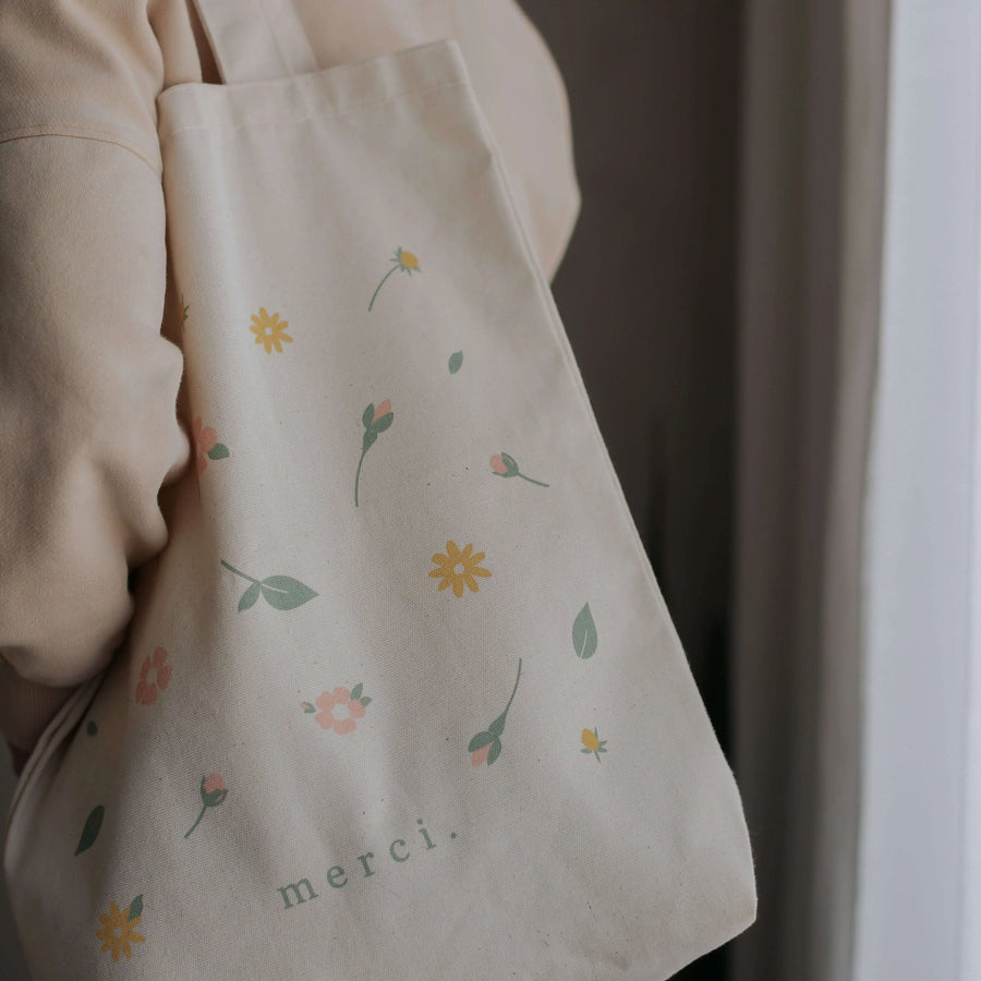 femme avec un sac bandoulière avec des fleurs