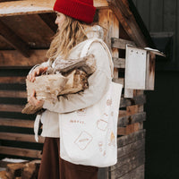 Femme avec un sac écologique à motif camping